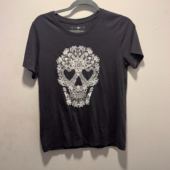 Fifth Sun Women's Large T-Shirt Black Floral Skull Short Sleeve Goth Halloween - Picture 1 of 5